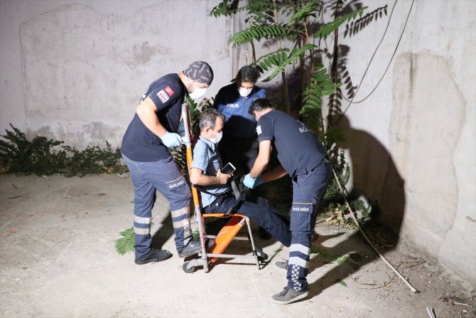 İzmir'de kumar baskınından kaçmak için yüksekten atlayan 3 kişi yaralandı