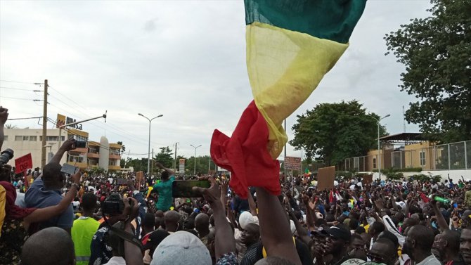 Mali'de binlerce kişi muhalefetin çağrısıyla meydanları doldurdu