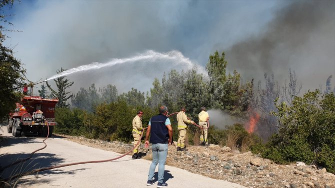 Osmaniye'de çıkan orman yangınına havadan ve karadan müdahale ediliyor