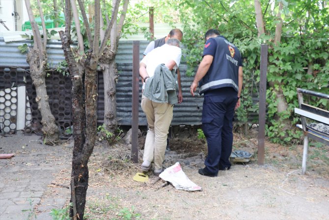 Sivas'ta evin bahçesinde açılan çukur nedeniyle doğal gaz borusu patladı