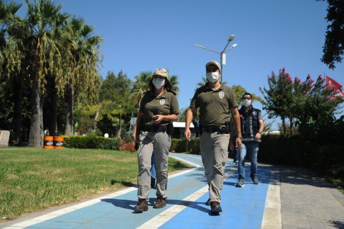 Antalya'da polisler hayvanları korumak için görev başında
