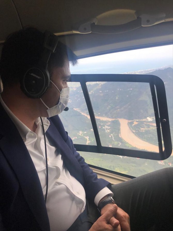 Çevre ve Şehircilik Bakanı Kurum, Giresun'da heyelanların yaşandığı bölgeleri havadan inceledi