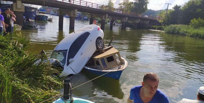 Düzce'de yoldan çıkan otomobil Melen Çayı'ndaki teknenin üzerine düştü