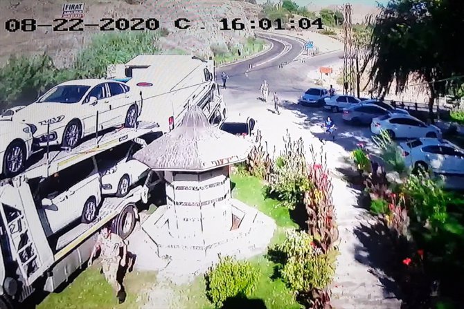 Elazığ'da tırın park halindeki 5 otomobile çarpma anı güvenlik kamerasında