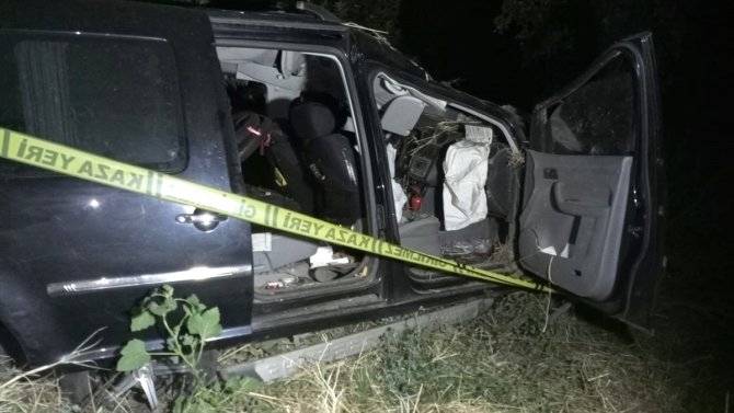 İzmir'de şarampole devrilen araçtaki 2 kişi öldü