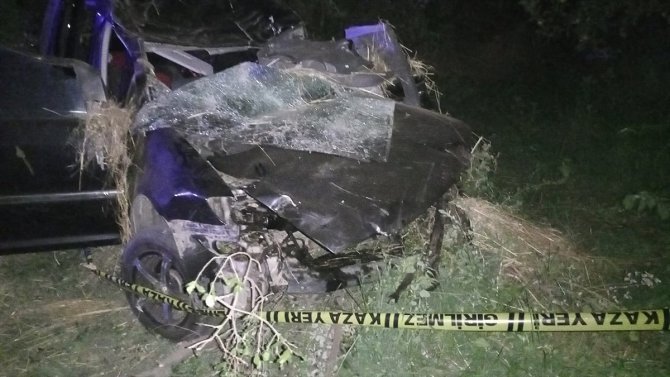 İzmir'de şarampole devrilen araçtaki 2 kişi öldü