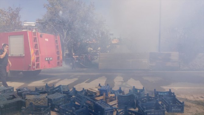 Kahramanmaraş'ta depoda çıkan yangın sıçradığı iki eve zarar verdi