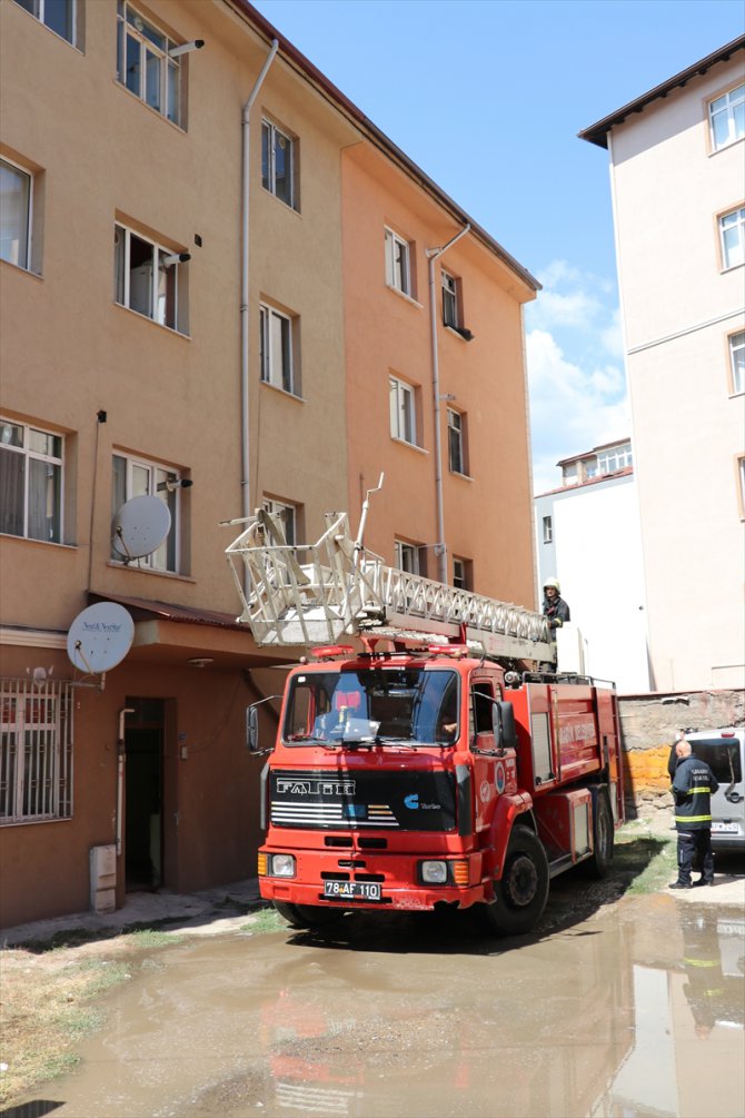 Karabük'te yangında mahsur kalan 3 kişi itfaiye ekiplerince kurtarıldı