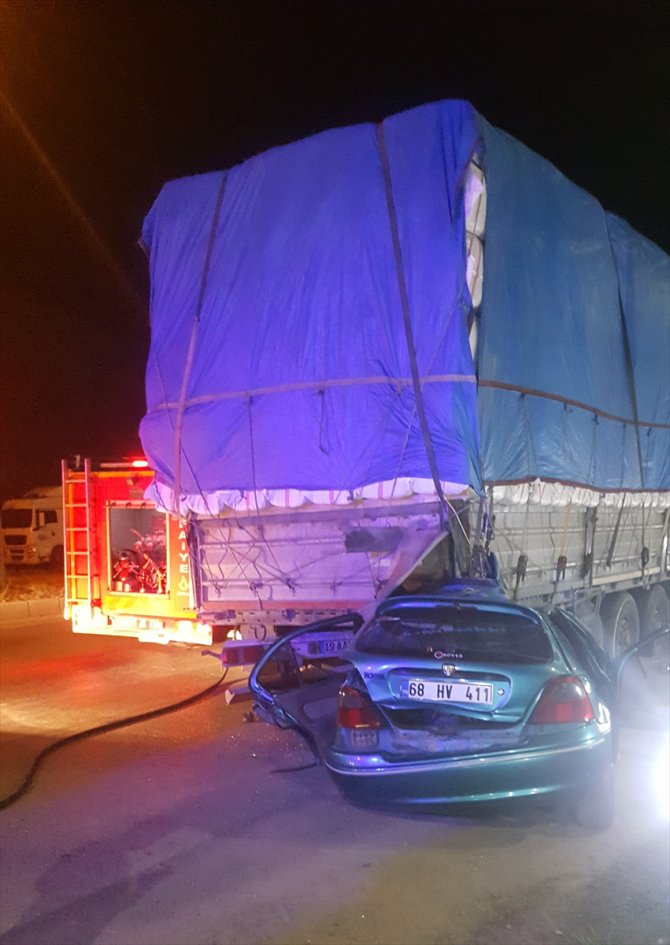 Kırıkkale'de otomobil tıra arkadan çarptı: 1 ölü, 4 yaralı