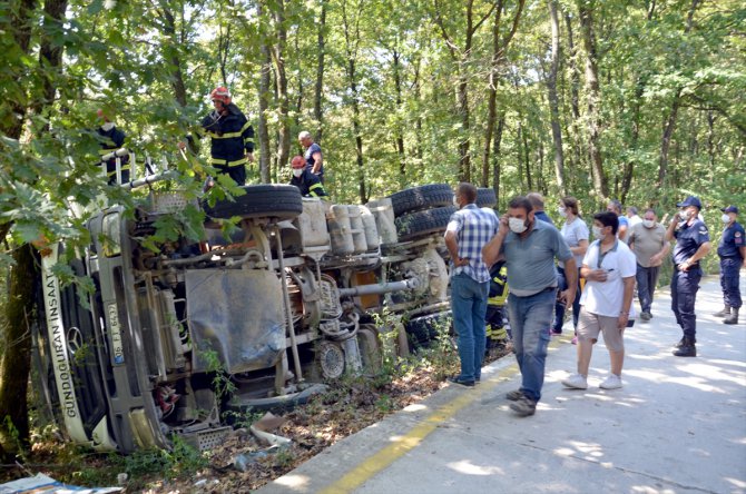 Kocaeli'de devrilen hafriyat kamyonunda sıkışan sürücü itfaiye ekiplerince kurtarıldı