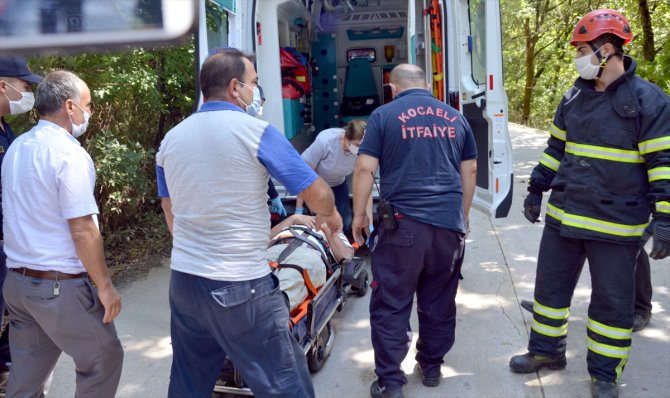Kocaeli'de devrilen hafriyat kamyonunda sıkışan sürücü itfaiye ekiplerince kurtarıldı
