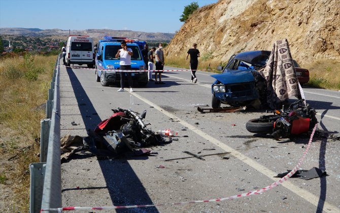 Kütahya'da otomobil ile motosiklet çarpıştı: 2 ölü, 2 yaralı