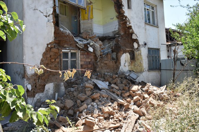 Malatya'da iki katlı kerpiç evin duvarı çöktü