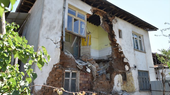 Malatya'da iki katlı kerpiç evin duvarı çöktü