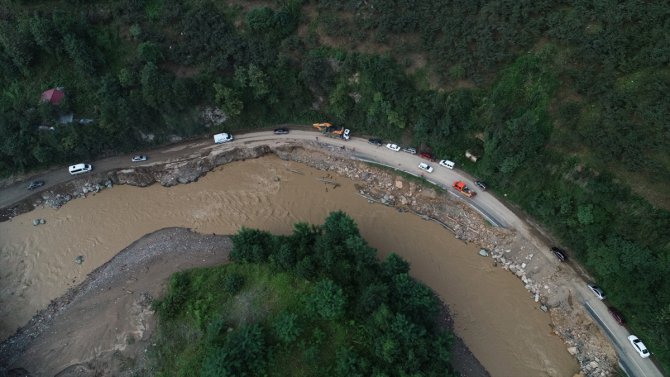 Şiddetli yağışın ardından bazı bölümleri çöken Dereli-Giresun yolu havadan görüntülendi