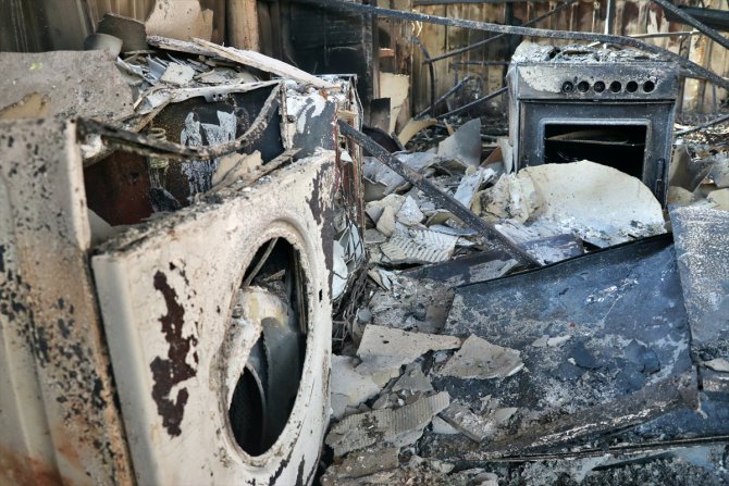 Adana'daki yangın mağdurları sağlam eşyalarını kurtarmaya çalışıyor
