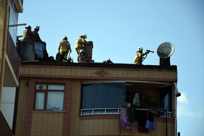 Bayrampaşa'da iki binadaki çatı yangını söndürüldü