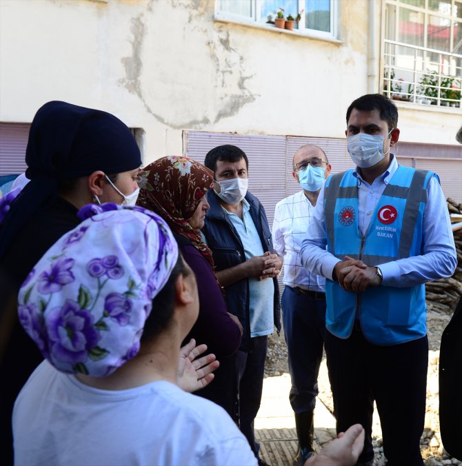 Çevre ve Şehircilik Bakanı Murat Kurum, afetzedelerle görüştü