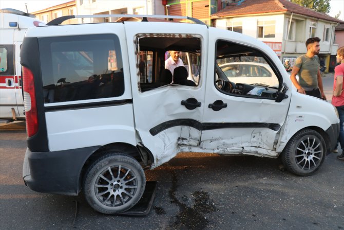 Düzce'de iki hafif ticari araç çarpıştı: 7 yaralı