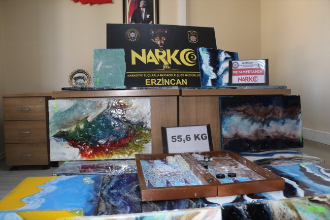 Erzincan'da yağlı boya tablo ve tavla görünümlü metamfetamin ele geçirildi