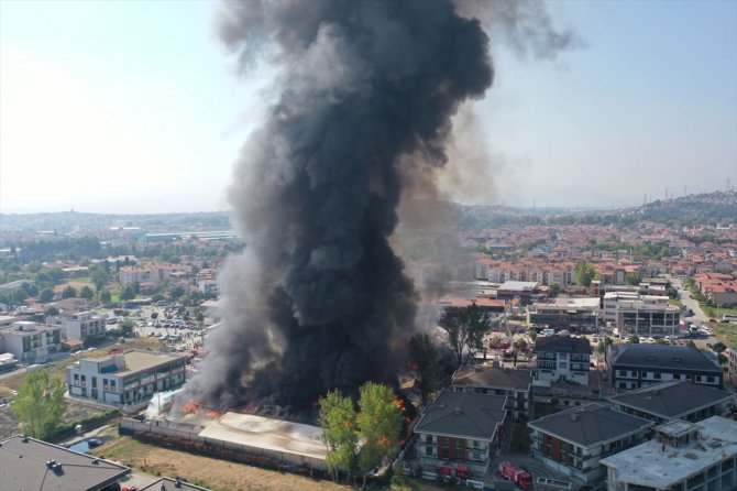 GÜNCELLEME - Sakarya'da marketin deposunda çıkan yangın kontrol altına alındı
