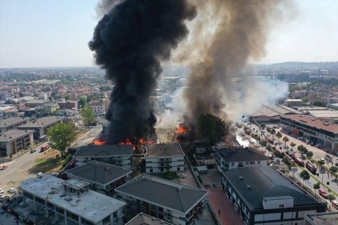 GÜNCELLEME - Sakarya'da marketin deposunda çıkan yangın kontrol altına alındı