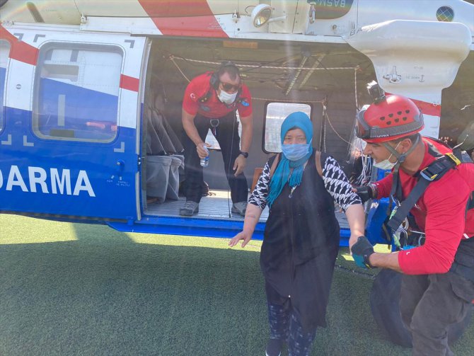 Giresun'da sel sonrası mahsur kalan vatandaşlar helikopterle kurtarıldı