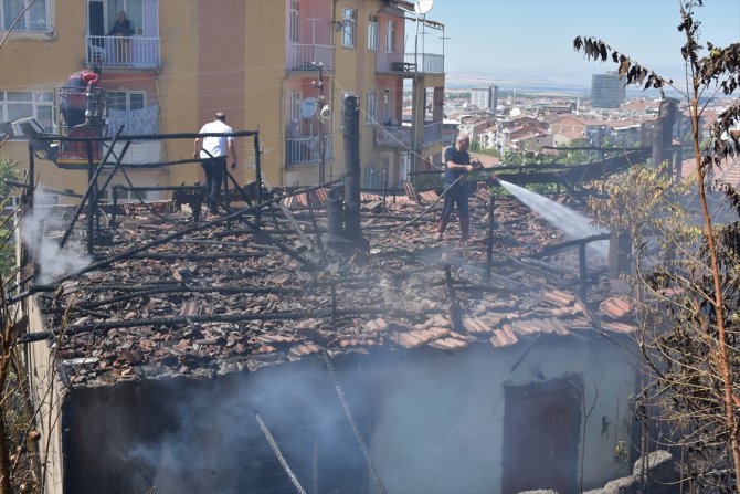 Malatya'da otluk alanda çıkan yangında 2 ev zarar gördü