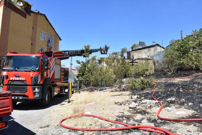 Malatya'da otluk alanda çıkan yangında 2 ev zarar gördü