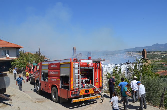 Manisa'da ev yangınında bir kişi yaralandı