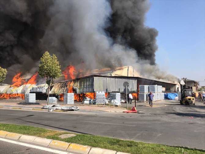 Sakarya'da marketin deposunda çıkan yangına müdahale ediliyor