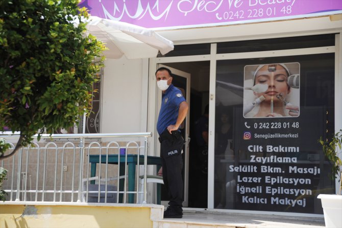 Antalya'da bıçaklı saldırıya uğrayan kadın yaralandı