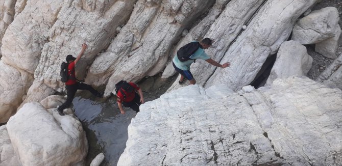 Antalya'da kayalıklarda mahsur kalan turist kurtarıldı