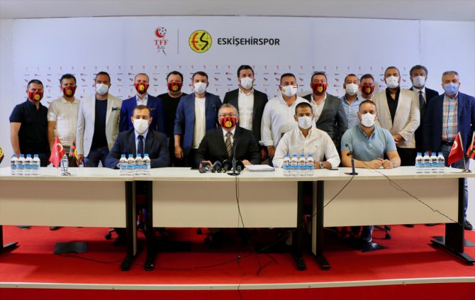 Eskişehirspor Kulübü Başkanı Mustafa Akgören, FIFA'daki dosyalara çözüm arıyor: