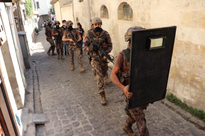 Gaziantep'te 1000 polisin katılımıyla "narko-asayiş operasyonu" başlatıldı