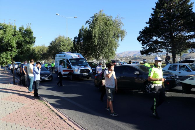 Kayseri'de araçlara çarparak ilerleyen sürücü yaralandı