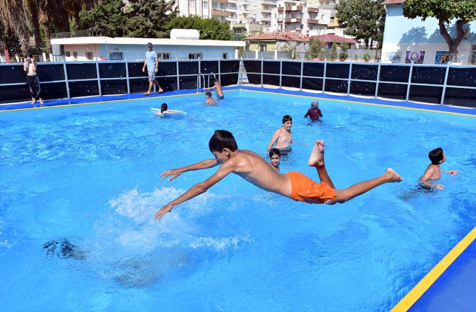 Mersin'de çocuklar okullardaki seyyar havuzlarda eğlenerek yüzme öğreniyor