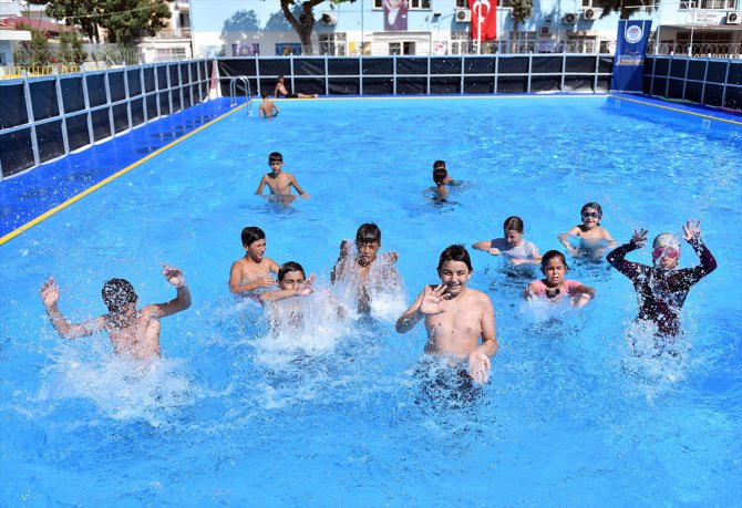 Mersin'de çocuklar okullardaki seyyar havuzlarda eğlenerek yüzme öğreniyor