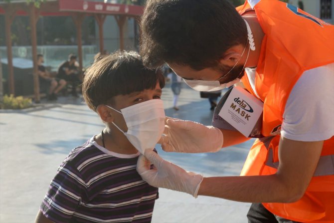 Suriye Evi Derneği, İstanbul'da 4 bin maske dağıttı