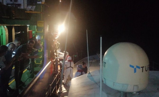 Datça açıklarında batan teknedeki 19 kişi kurtarıldı
