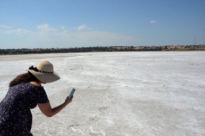 Edirne'de sıcak hava nedeniyle suyu buharlaşan gölün tuz tabakası ortaya çıktı