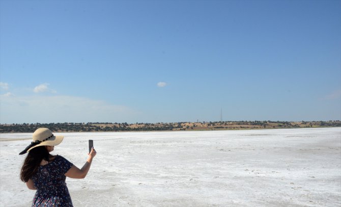 Edirne'de sıcak hava nedeniyle suyu buharlaşan gölün tuz tabakası ortaya çıktı