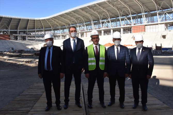 Gençlik ve Spor Bakanı Kasapoğlu, Erzincan Şehir Stadyumu'nu gezdi
