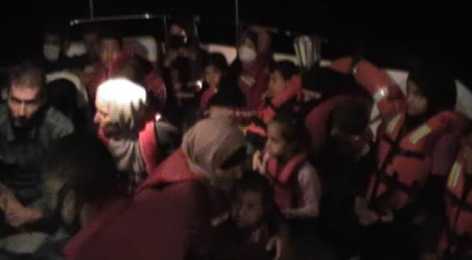 İzmir'de Türk karasularına geri itilen 22 sığınmacı kurtarıldı