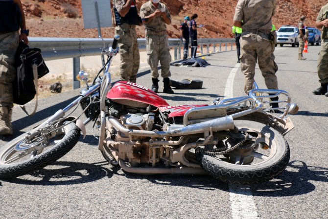 Malatya'da motosiklet bariyerlere çarptı: 1 ölü, 1 yaralı