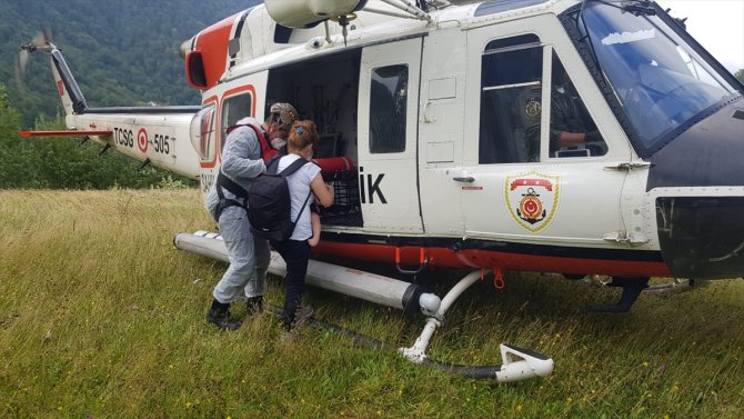 Selde ulaşımı kesilen köyde rahatsızlanan bebek helikopterle hastaneye götürüldü