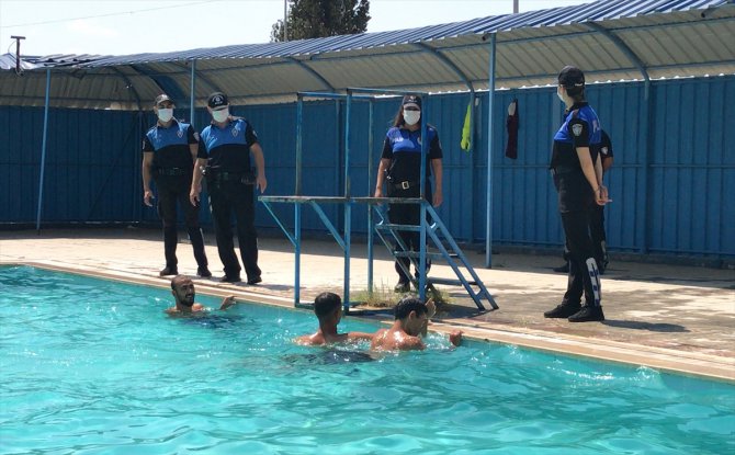 Adana'da polis, sulama kanallarında yüzen çocuk ve gençleri havuzla buluşturdu
