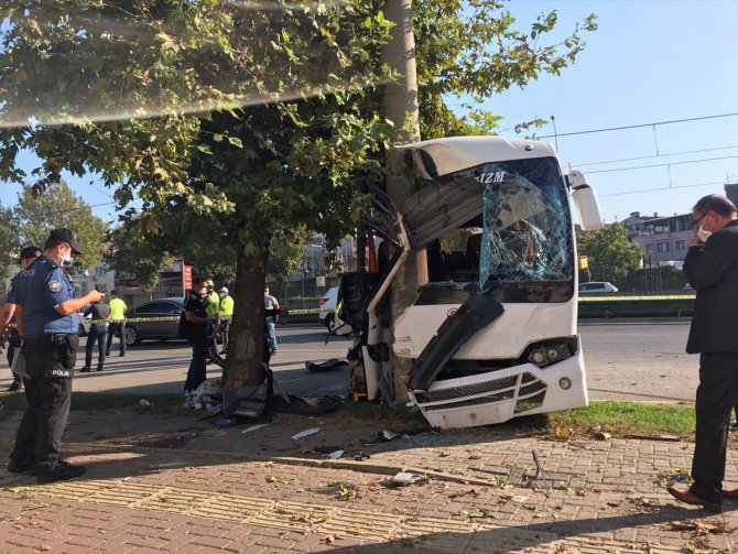 Bursa'da işçileri taşıyan servis aracı elektrik direğine çarptı: 2 ölü, 16 yaralı