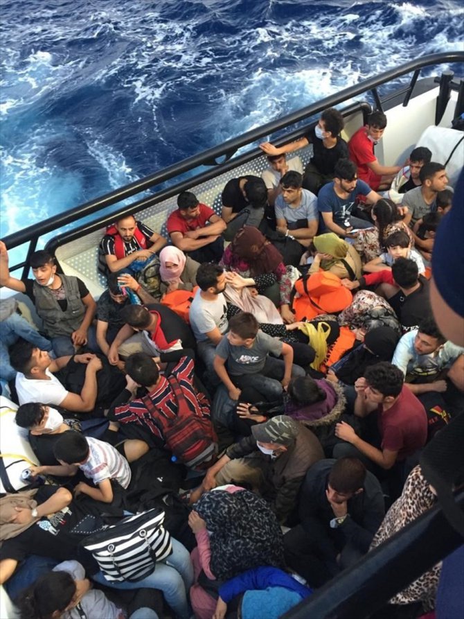 Çanakkale açıklarında tekneleri sürüklenen 145 düzensiz göçmen kurtarıldı