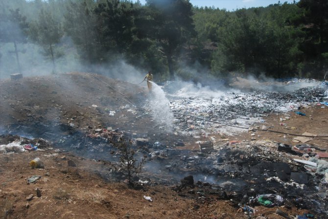Çanakkale'de çöplükte başlayan yangın ormanlık alana sıçradı